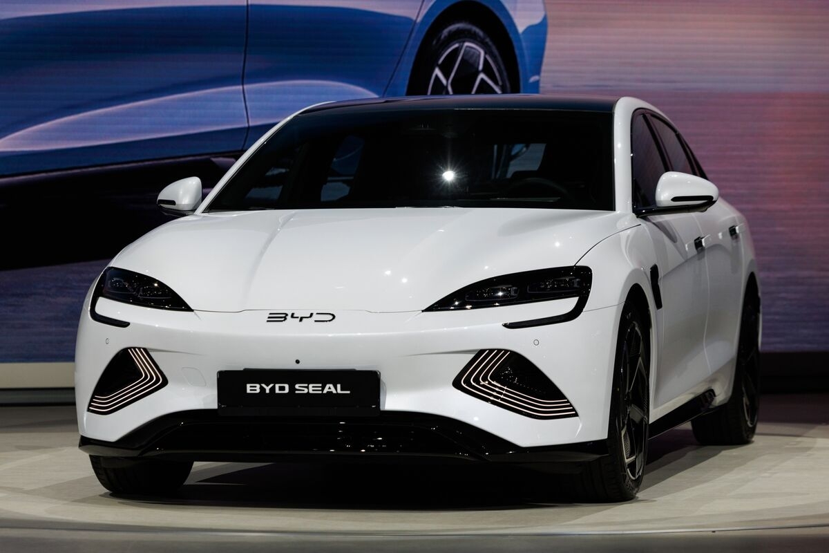 BYD Leads China EV Stocks Lower on Steeper Price Cuts