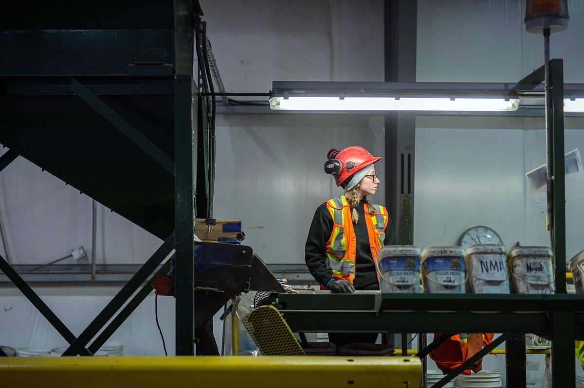 Canada Adds 7,400 Jobs, Unemployment Jumps to 6.9%