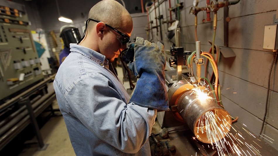US Core Capital Goods Orders Slide Amid Tariff Uncertainty