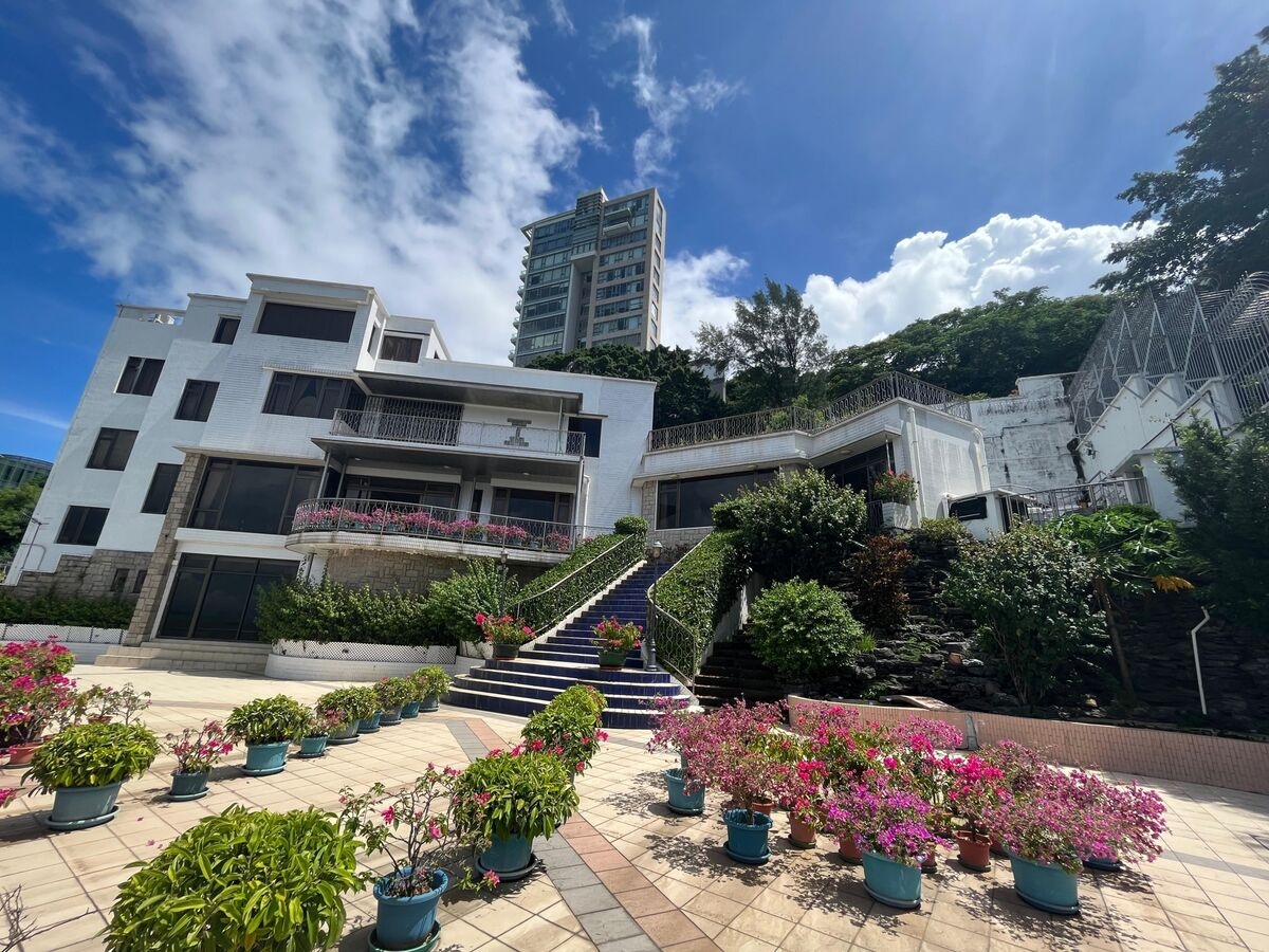 Hong Kong's Rich Families Sell Their Own Dwellings to Cut Debt