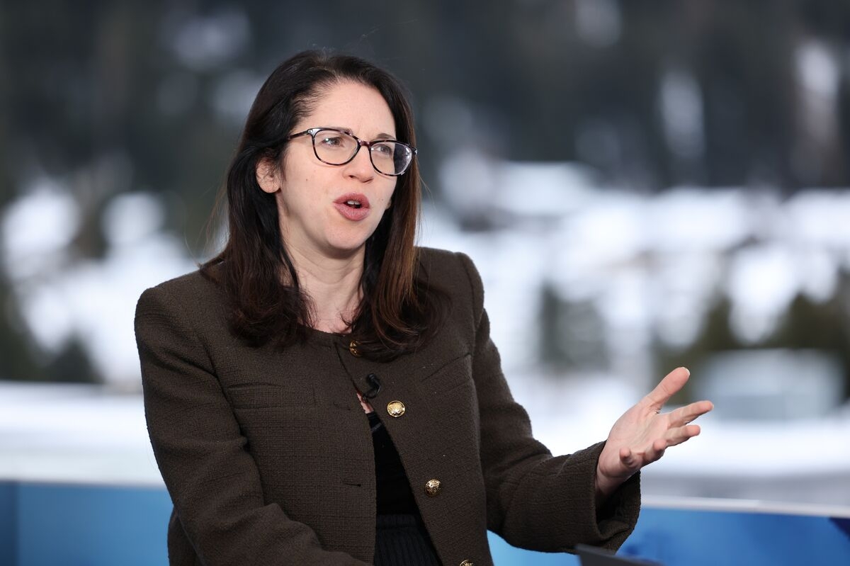 Bridgewater's Karniol-Tambour Says Growth Outlook Favors Stocks