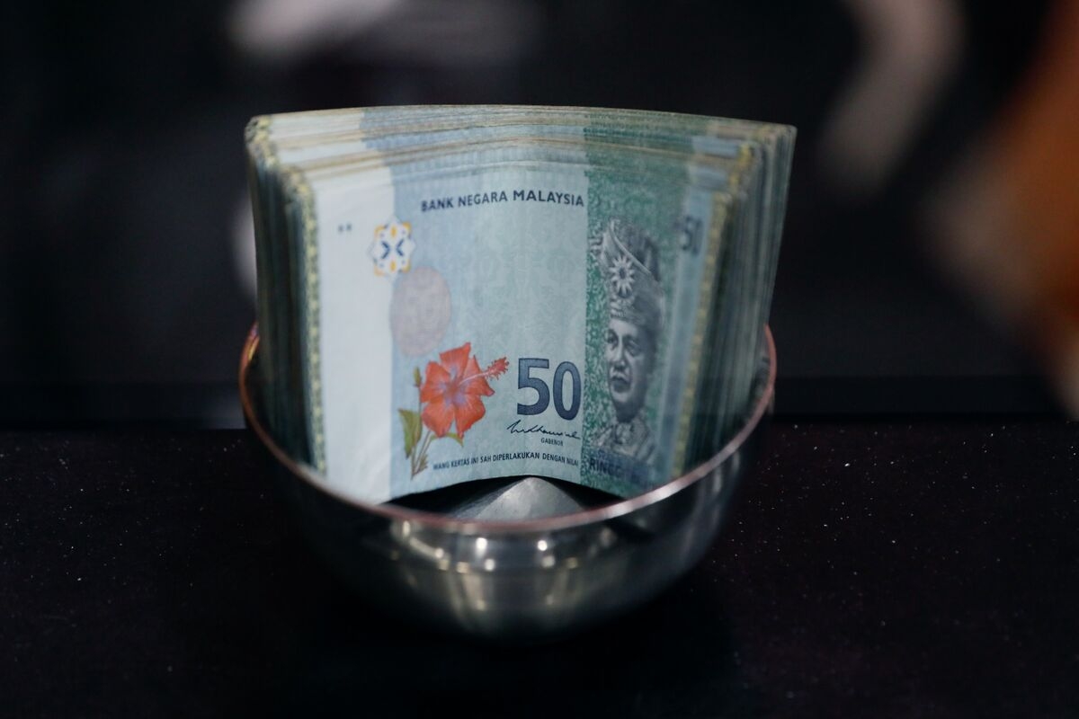 Surging Asian Currencies Spur Hunt for Winners in Stock Markets