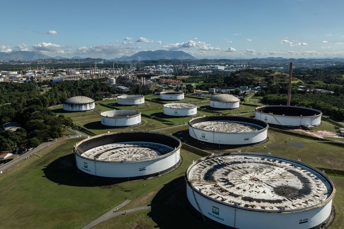 Oil Edges Higher With Trade Policy and Demand Signals in Focus