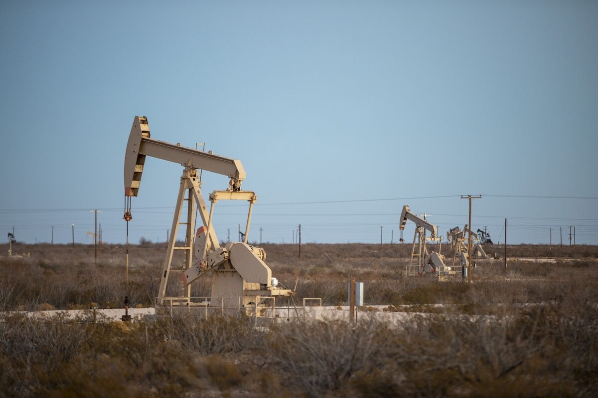 US Oil-Output Outlook for 2026 Keeps Declining on Lower Prices