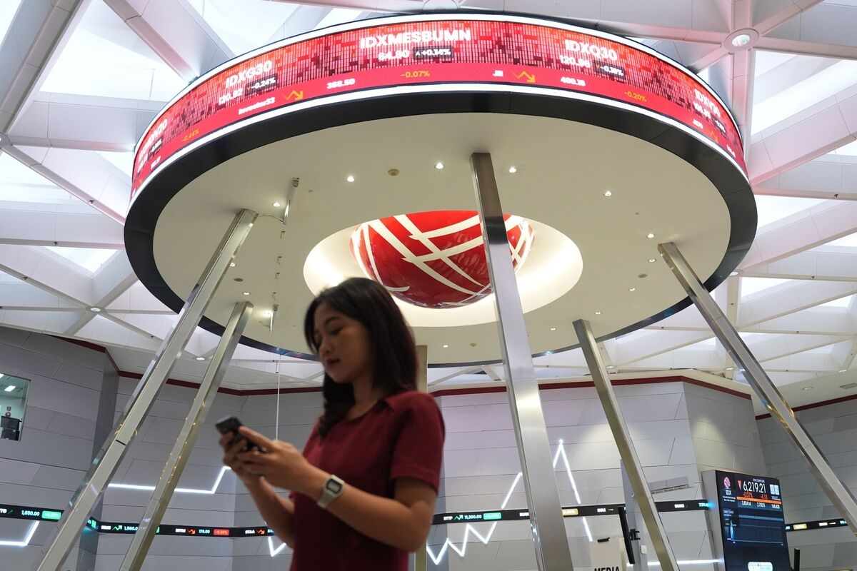 Indonesian Stocks Rise After Mandiri's Dividend Beats Estimates