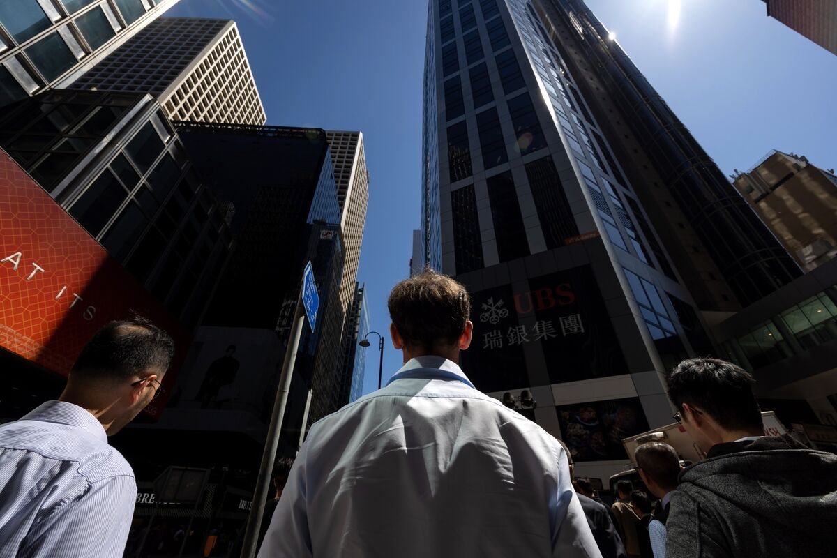 Asia Private Bankers Call for Rethink of 60/40 Portfolio Split