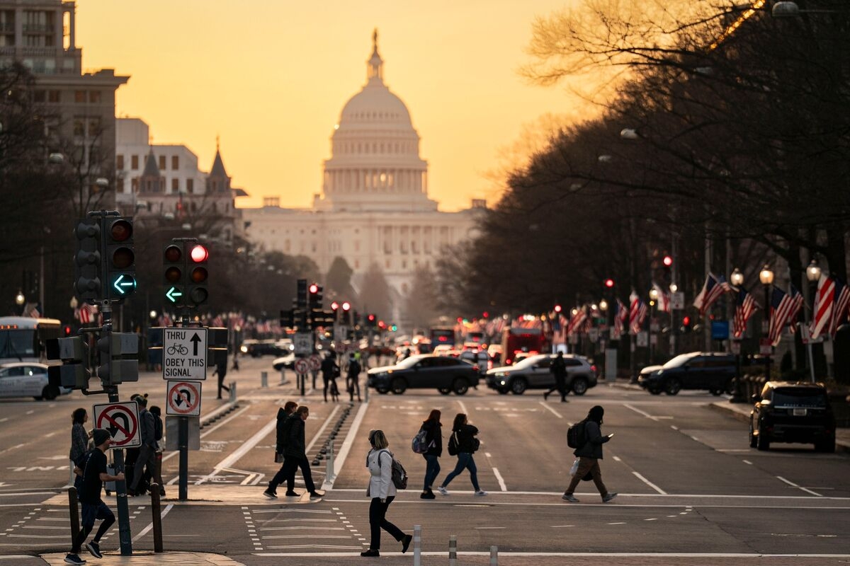 Federal Workers Jump at Buyout Offers They Once Shunned