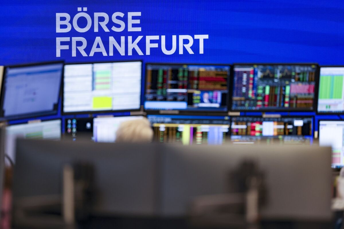 Deutsche Boerse Said to Add Banks to $1 Billion IPO of Data Unit