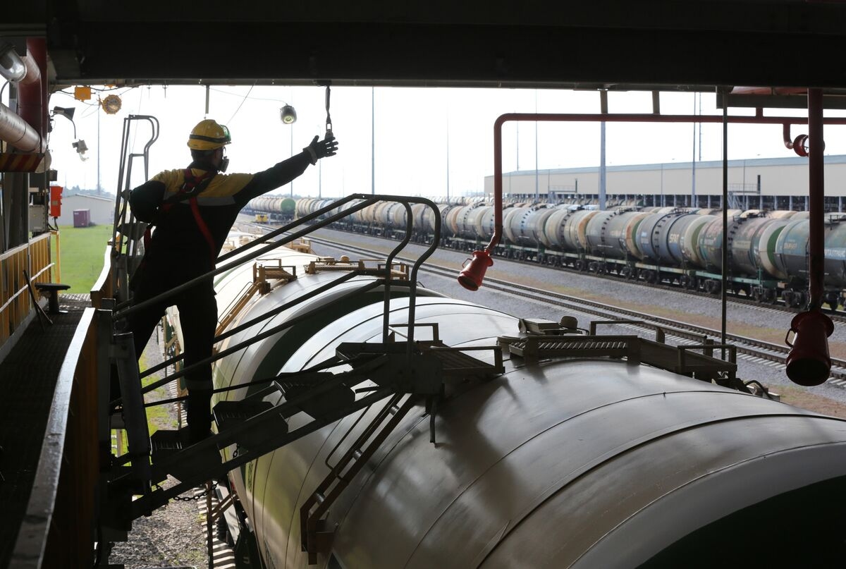 Russia Bans Refiners From Exporting Gasoline to Ensure Supplies