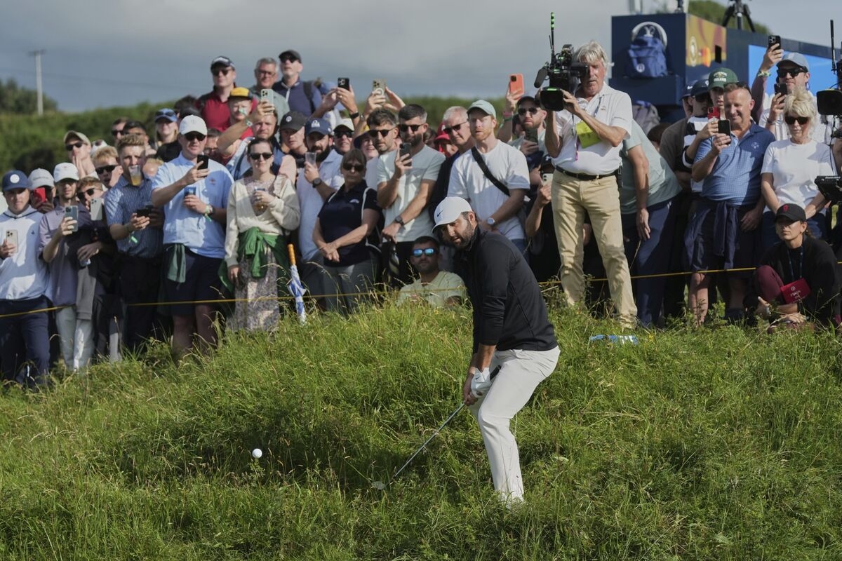 Scottie Scheffler is on the verge of another major at the British Open by building a 4-shot lead
