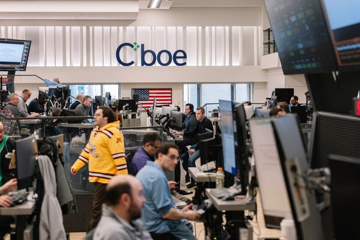 Volatility Gauge Hovers Near Lowest In Four Months on Strong Jobs Data