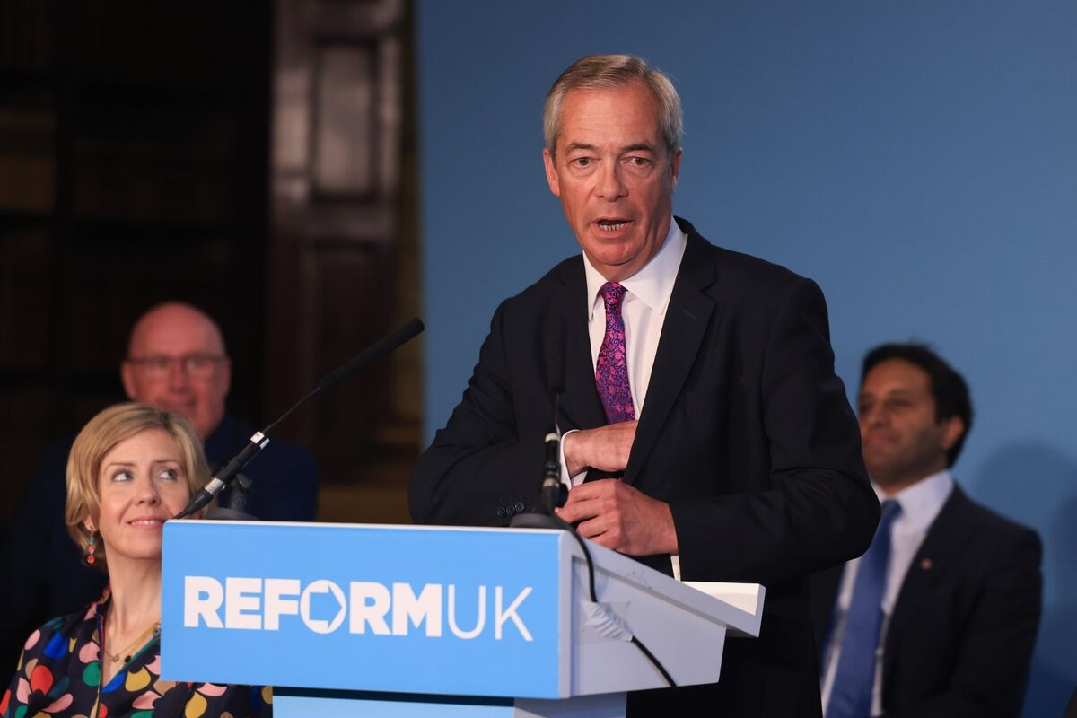 Farage Backs Benefit Hikes in Challenge From Starmer's Left