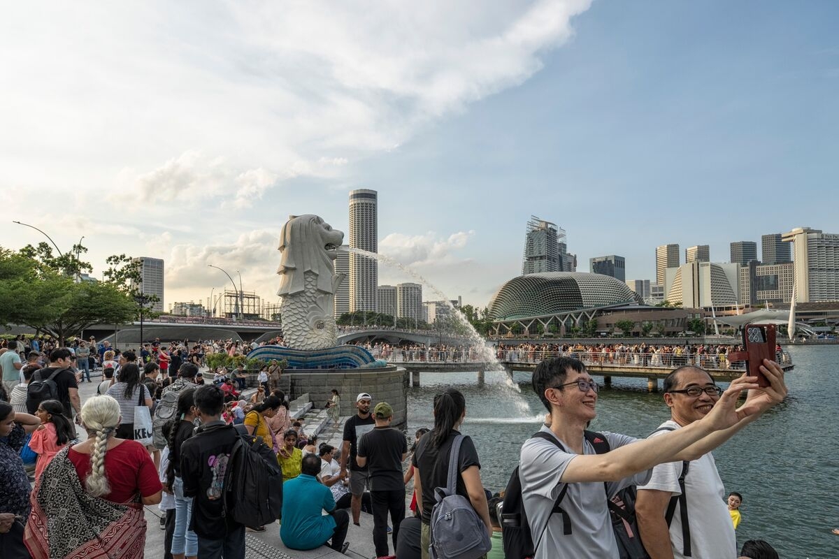 Singapore's Core Inflation Slows as Recreation Prices Fall Anew