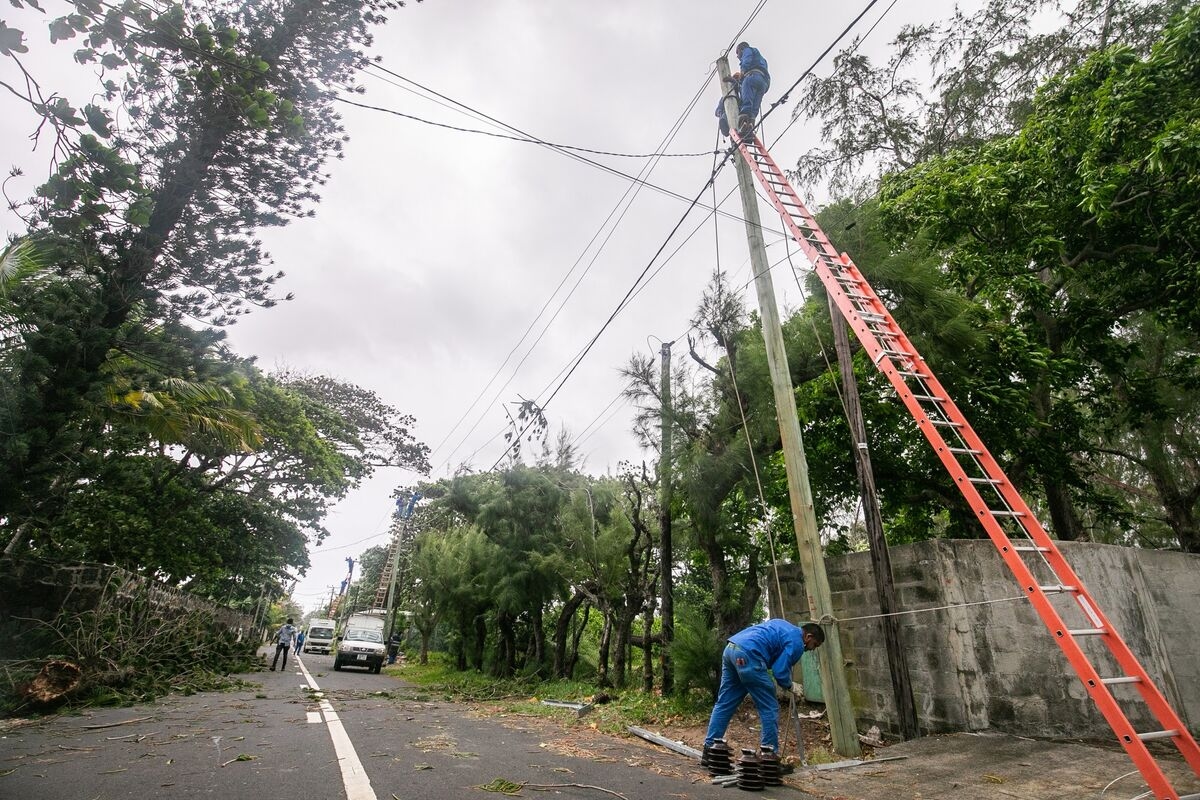 Mauritius Seeks Floating Power Plant Supply to Avoid Blackouts