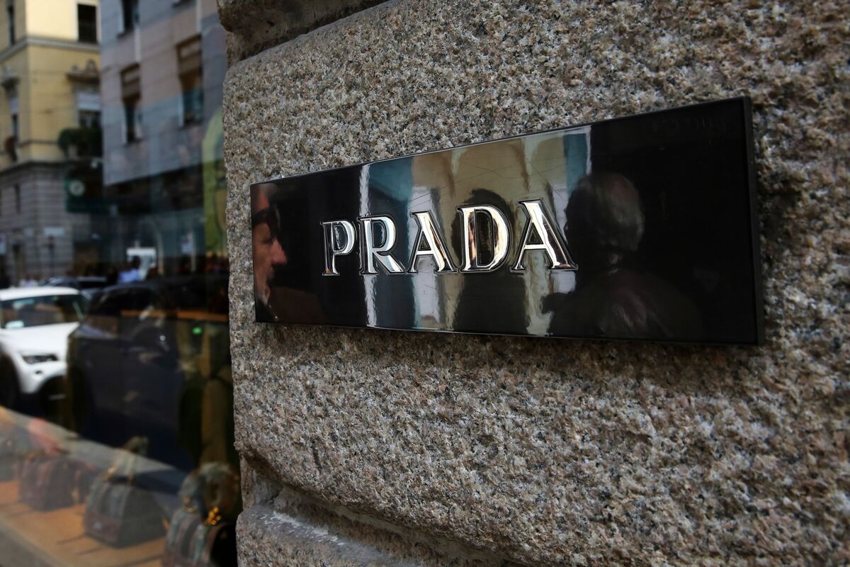 Prada Said to Move Closer to Versace Deal for Up to €1.5 Billion