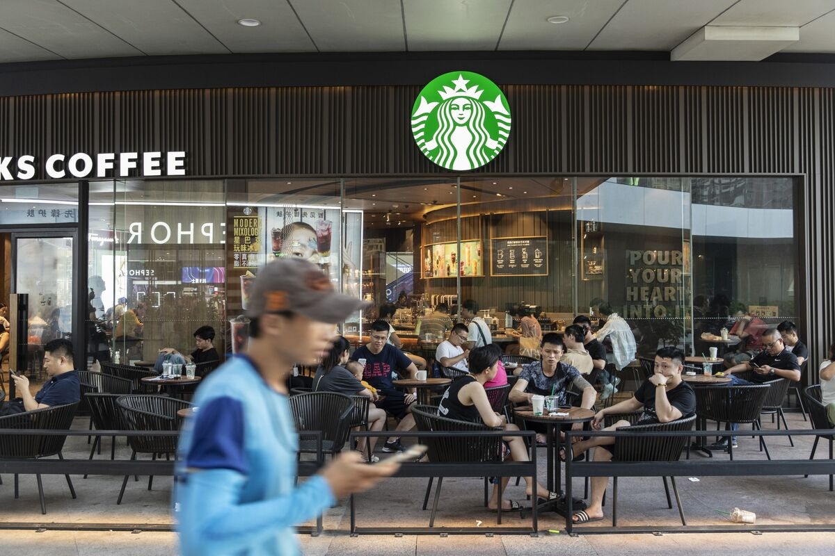 Starbucks Rises on Report It's Mulling Sale of China Business