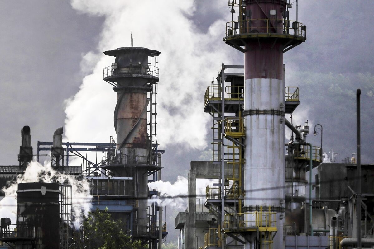 Top India Oil Explorer's Profit Falls on Low Prices, Flat Output