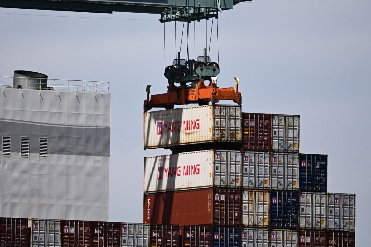 A Feared Tsunami of Cargo From China Looks More Like a Swell