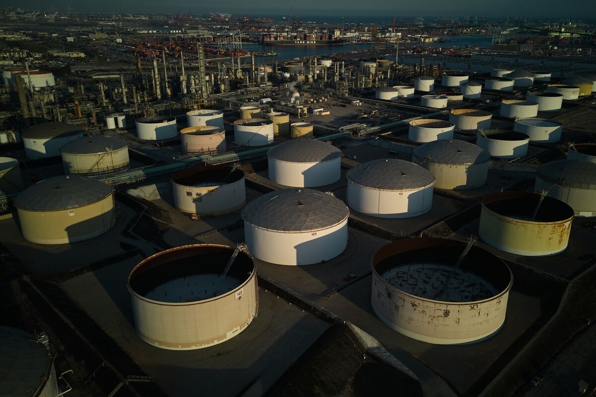 Oil Holds Gain After Biggest Drop in US Stockpiles in Two Months