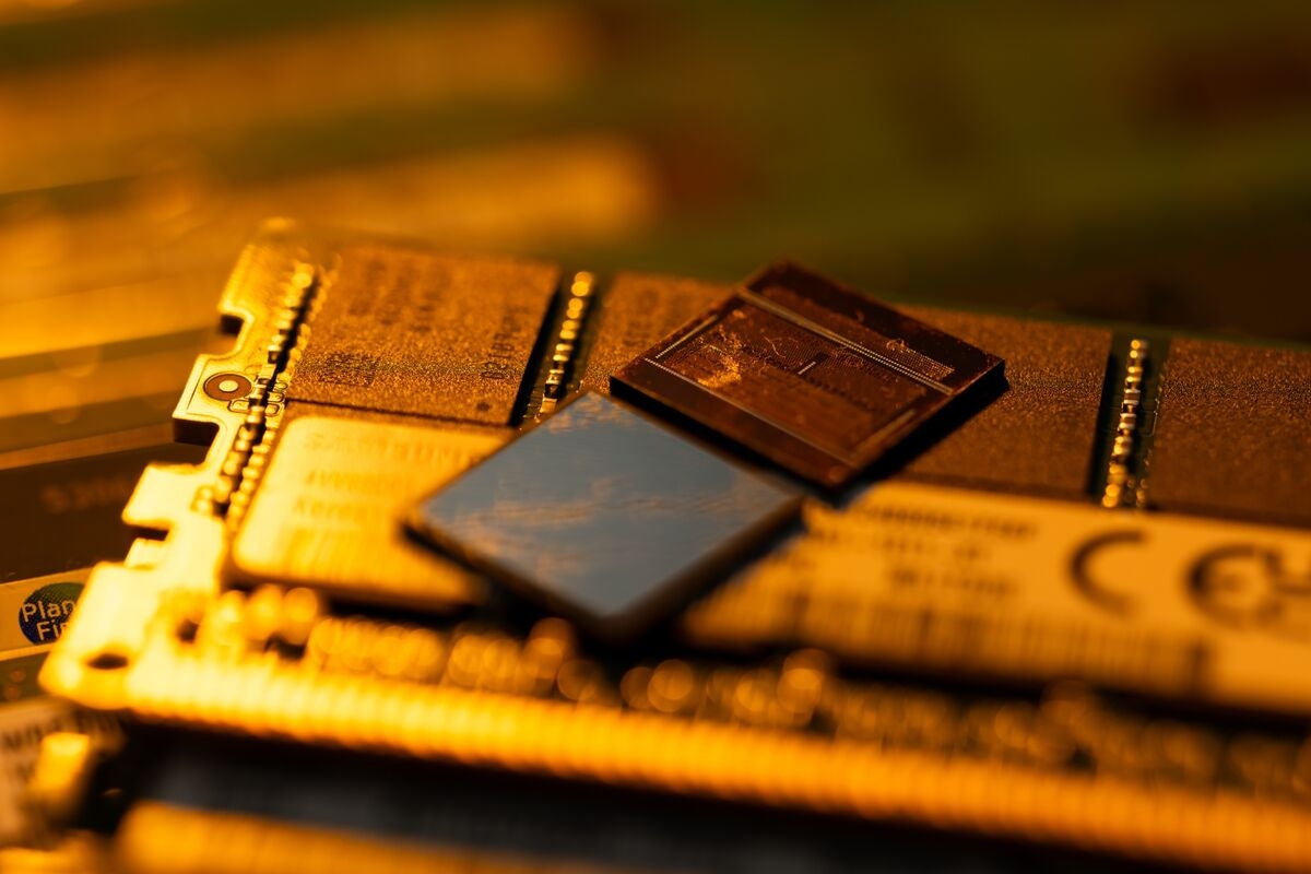 Samsung's Chip Profit Misses on Costly AI Memory Catchup Race