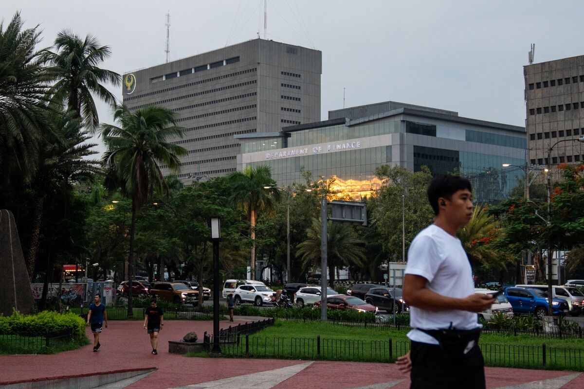 Philippines Cuts Key Rate Again as Inflation Stays Below Target