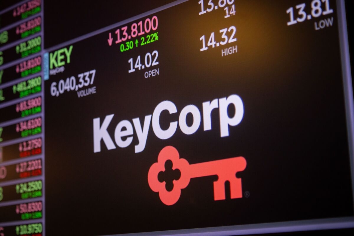 Regional Banks' Torrid Rally Draws Bearish Bets as Earnings Loom