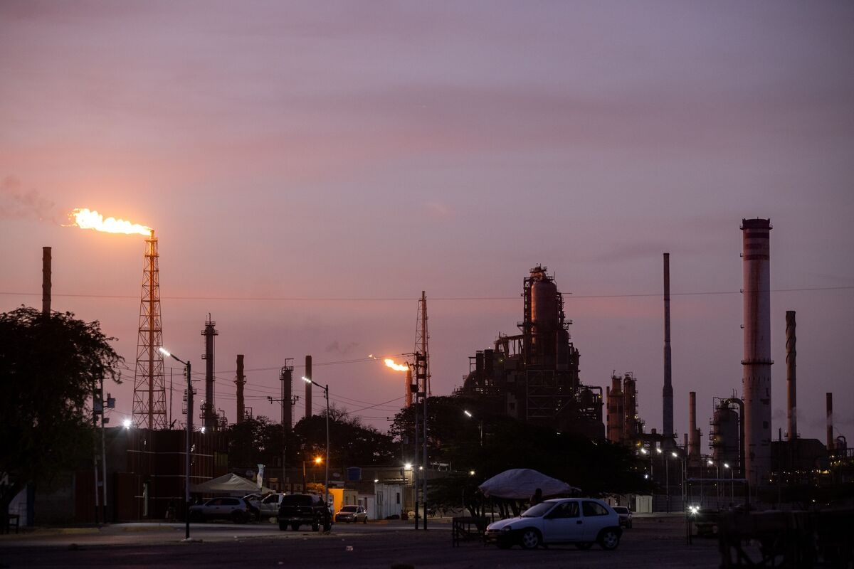Trump Rescinds US Oil Tycoon's License to Buy Venezuelan Asphalt