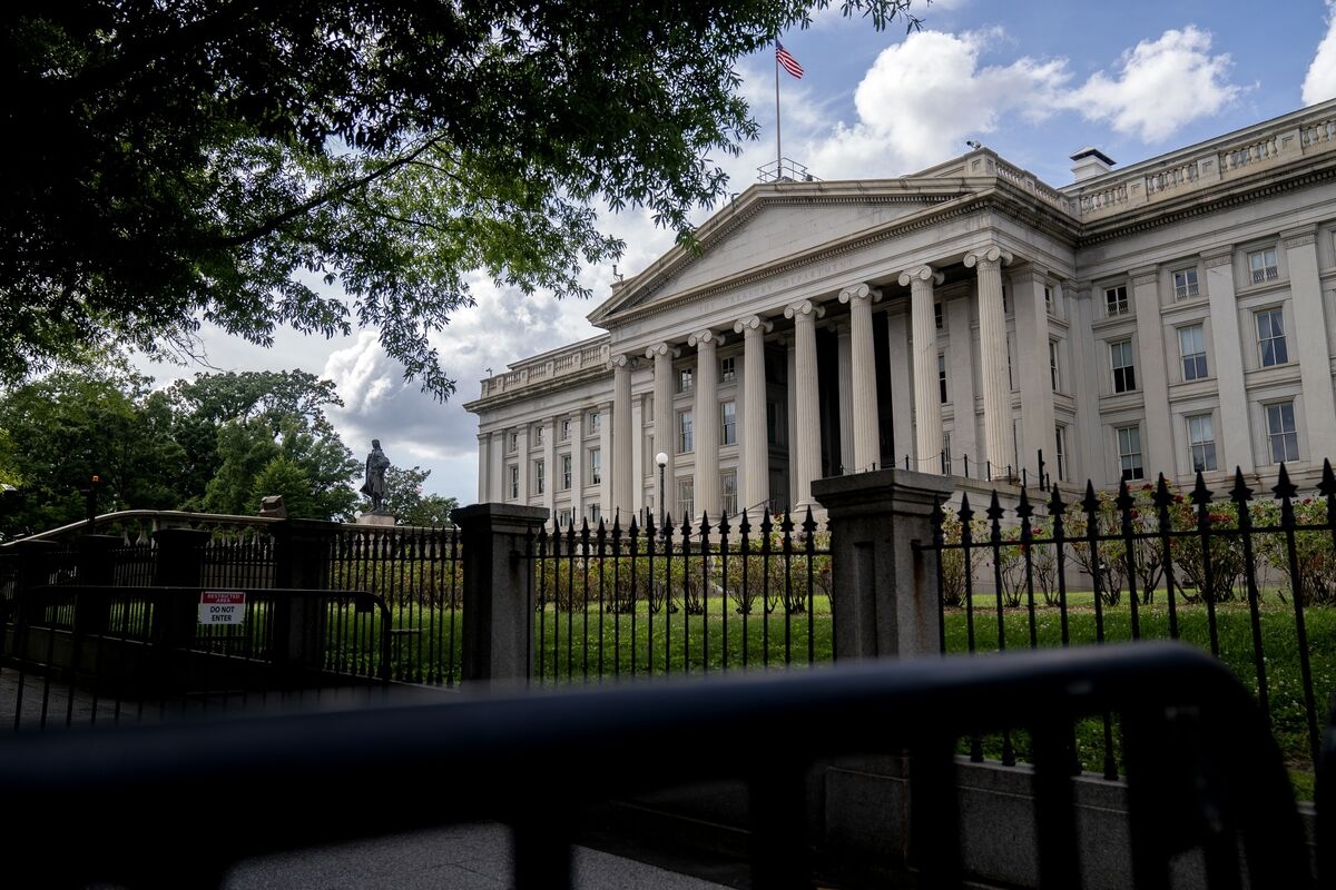 Treasuries Climb as Signs of US Slowdown Back Bets for Fed Cuts
