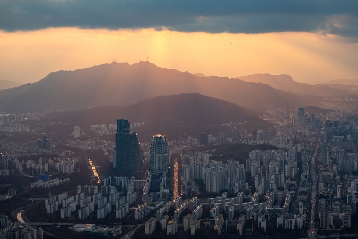 Foreign Investors Pour Into South Korean Bonds at Record Pace