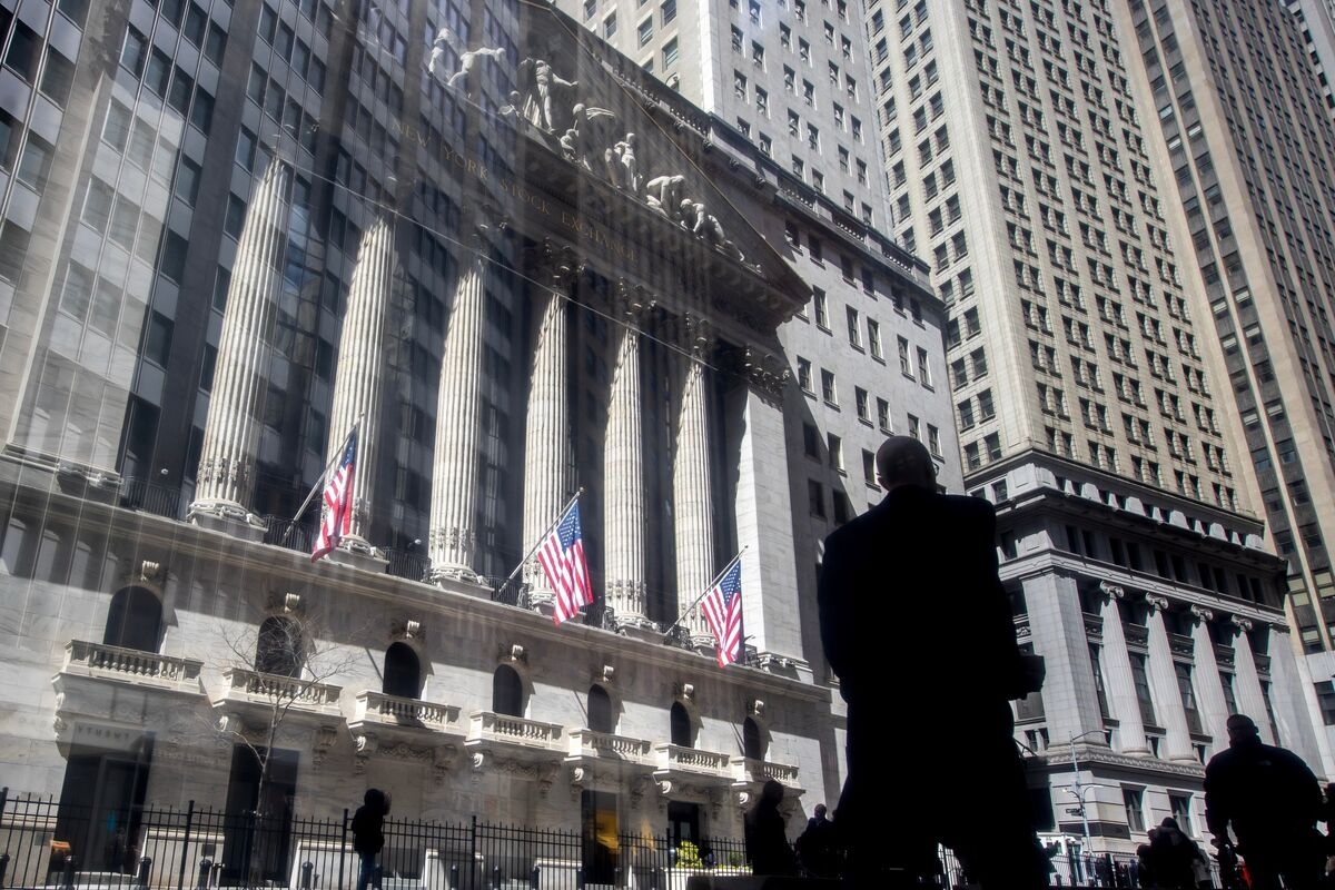 Wall Street Draws Bigger Crowd for Riskier Corporate Loans