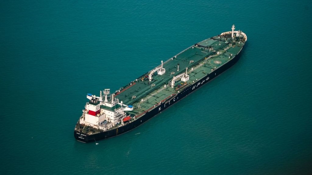 Oil Edges Lower as Traders Take Stock of Mideast Tension