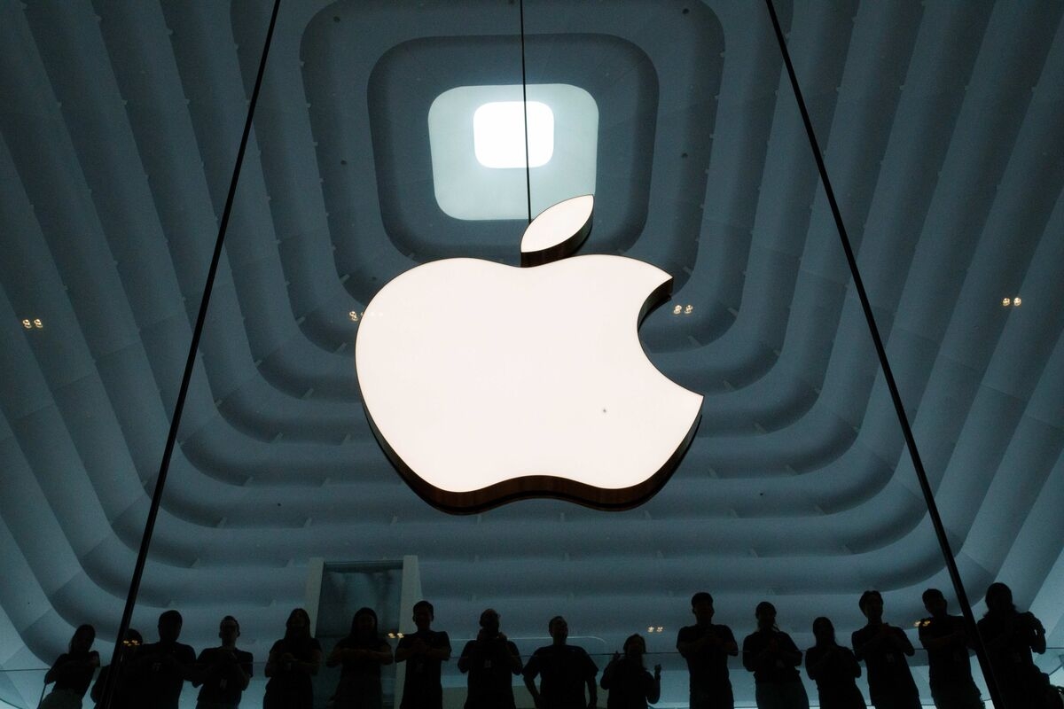 Apple Plans Glasses for 2026 as Part of AI Push, Nixes Watch With Camera