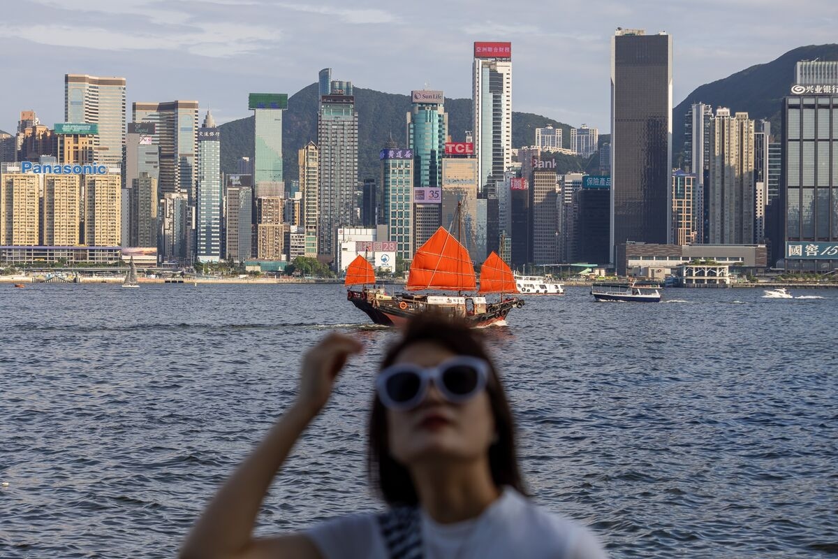 Hong Kong Asks Insurers to Return Investing Roles From Singapore