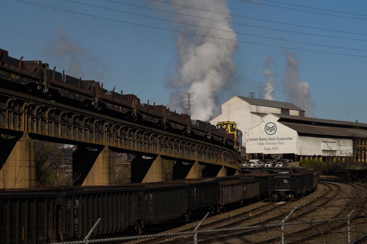 Trump's Nippon Steel Bid Support Boosts Japan's Trade Talk Hopes