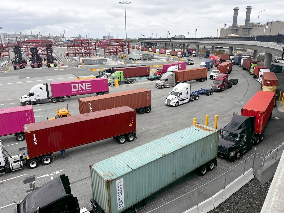 Global Economy Sputters as Trump Inks New Tariff