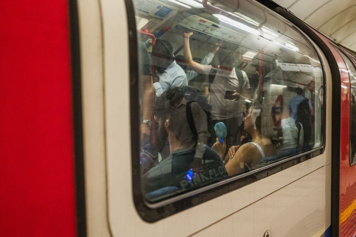 Rich Londoners Balk at Hearing ‘No' in Efforts to Install ACs