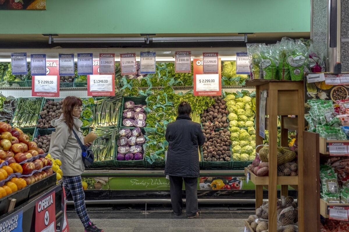 Argentina's Economy Extends Downturn in June Before Midterms