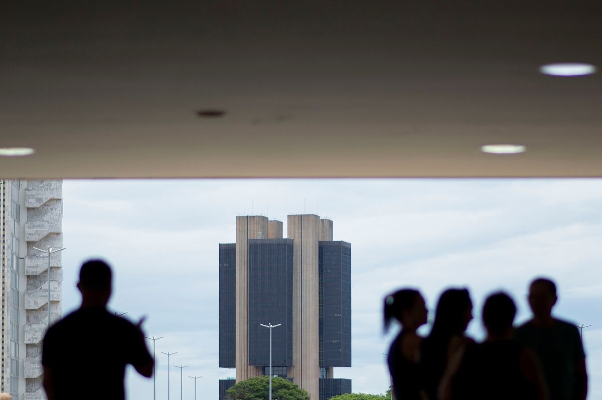 Brazil Lifts Interest Rate to 15% as Robust Economy Fuels Inflation