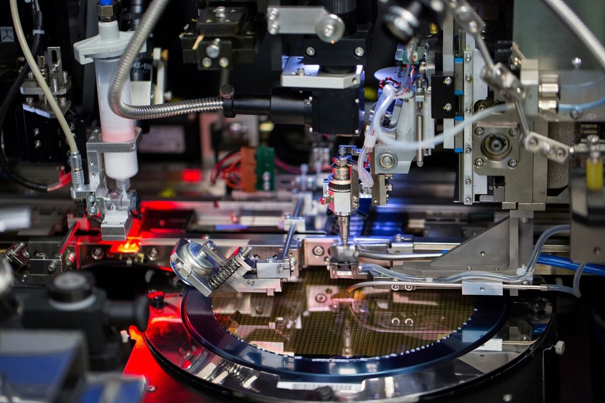 Infineon Sales Guidance Misses Estimates on Tariff Uncertainty