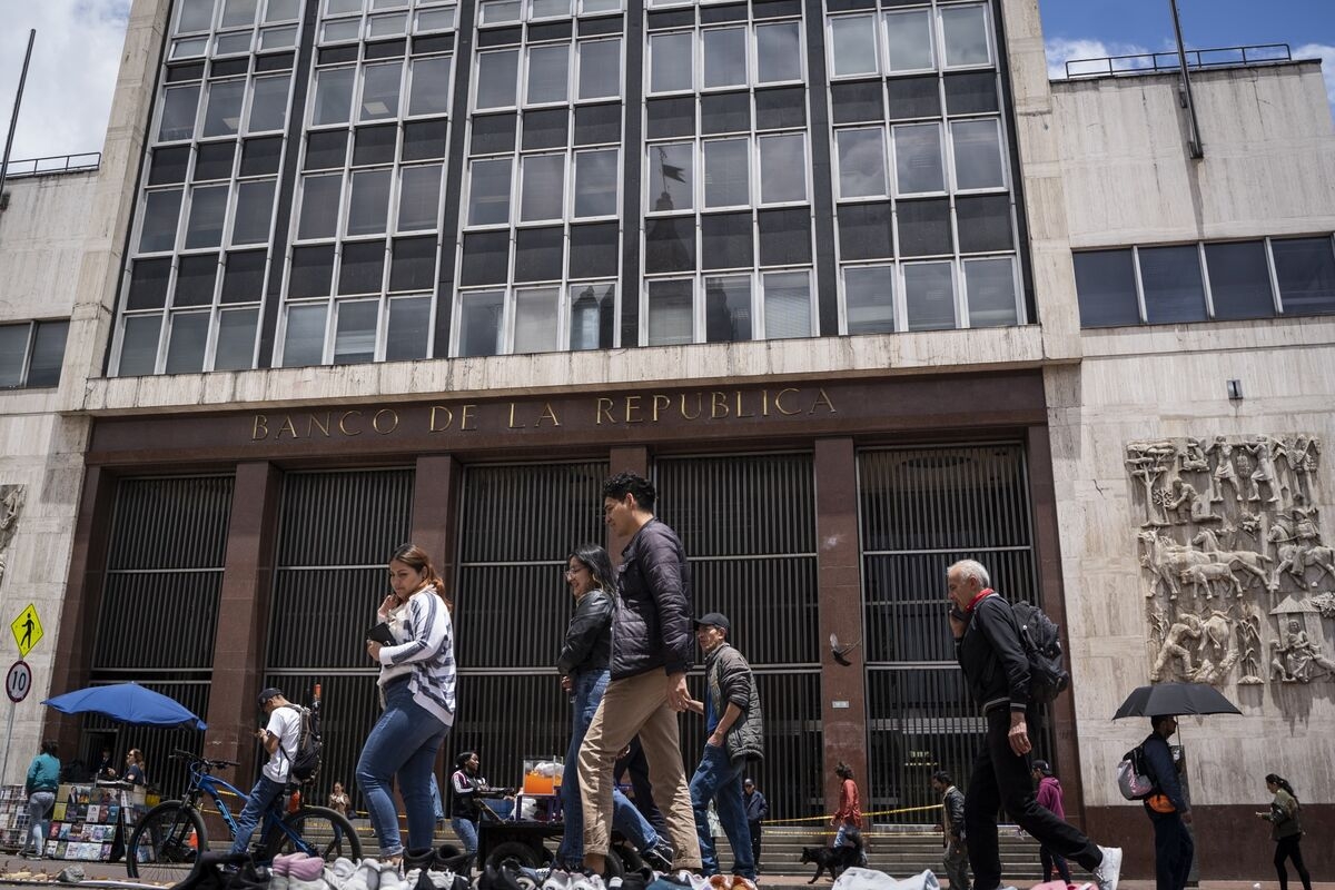 Colombia Investors Look Past Fiscal Woes and Buy Long Bonds