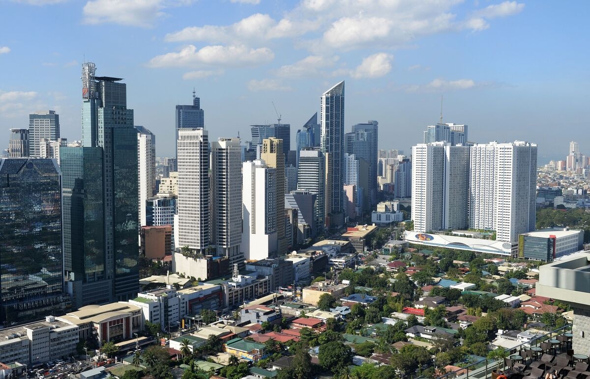 Philippine Lender Esquire Financing Is Said to Weigh Stake Sale at $1 Billion Value