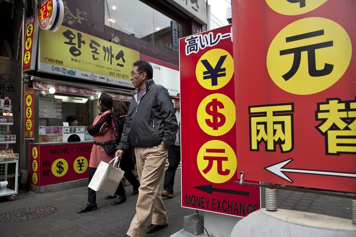 Asia FX to Drop as Stocks Fluctuate on Fed Signal, Analysts Say