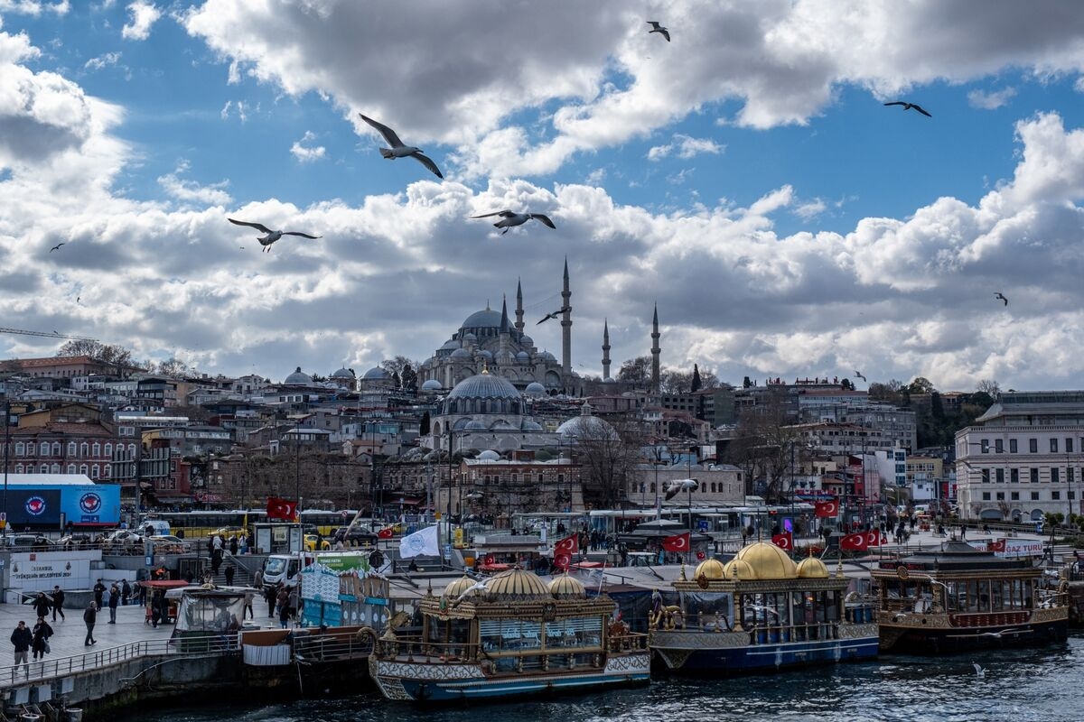Pimco Cuts Turkey Bet as Politics Vie With Sky-High Yields