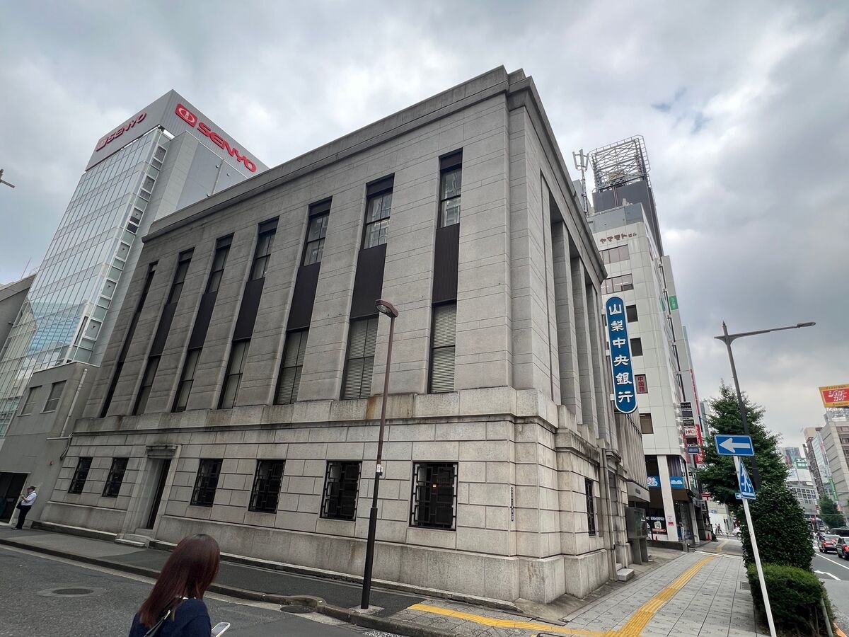 Japanese Bank Finds Novel Way to Attract Talent With Higher Pay