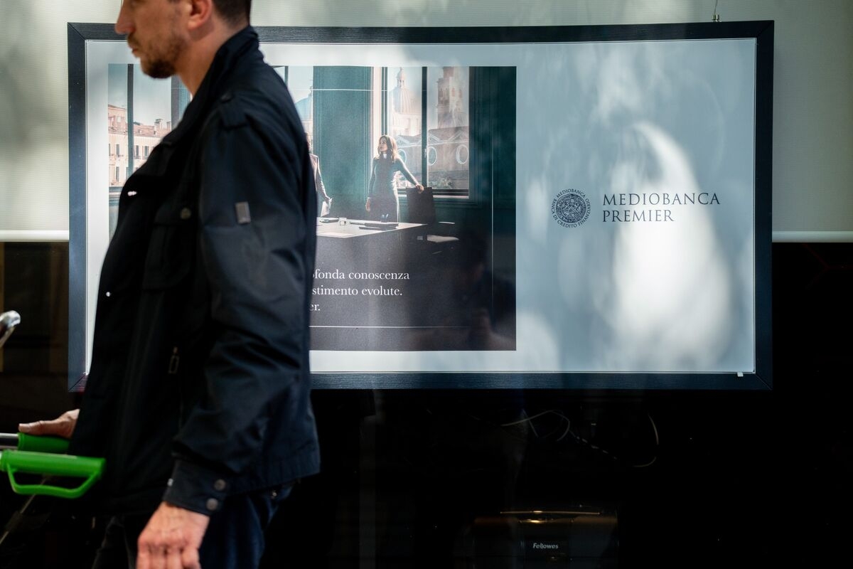 Mediobanca Postpones Investor Meeting on Banca Generali Bid