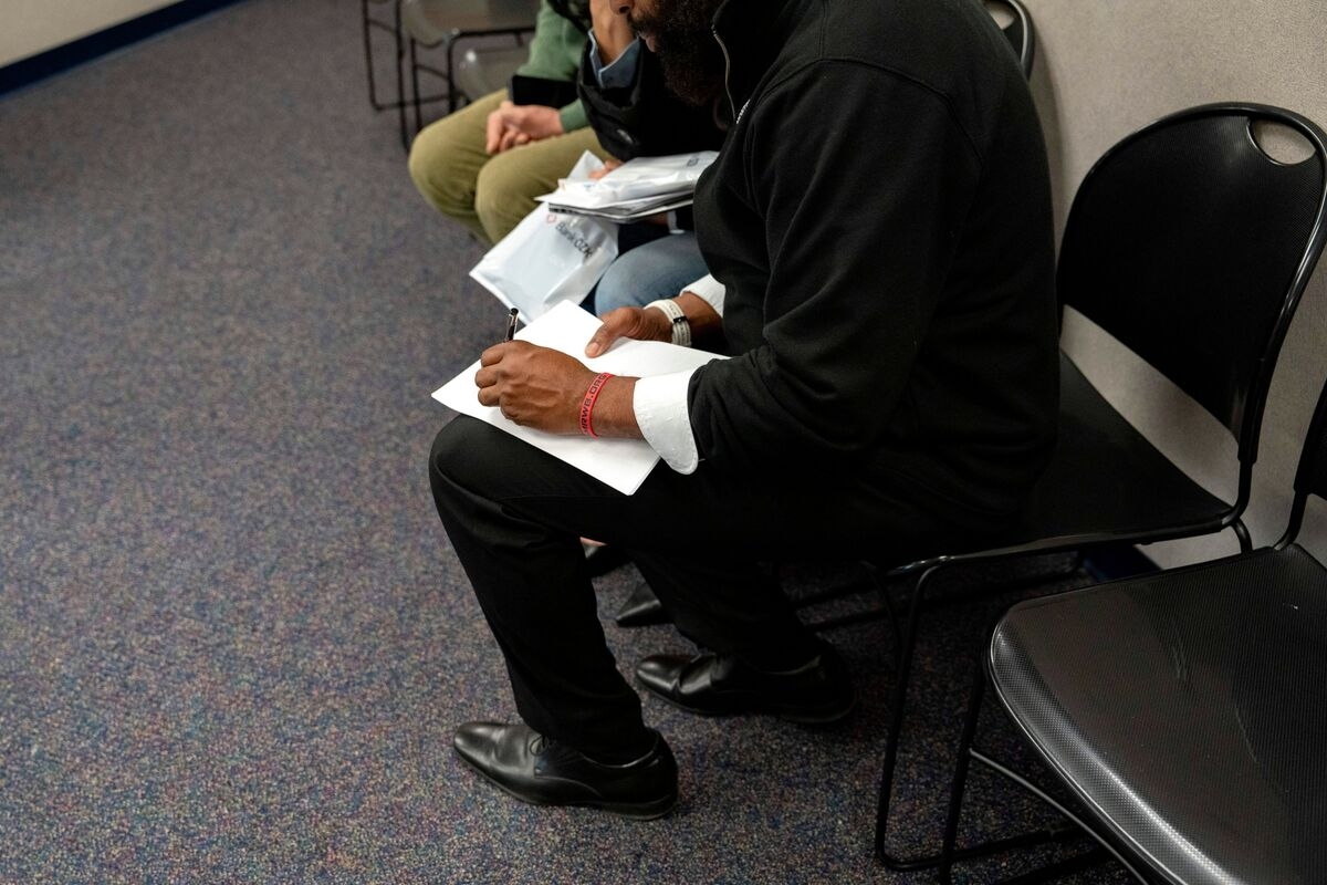US Jobless Claims Tick Down, Remaining at Elevated Levels