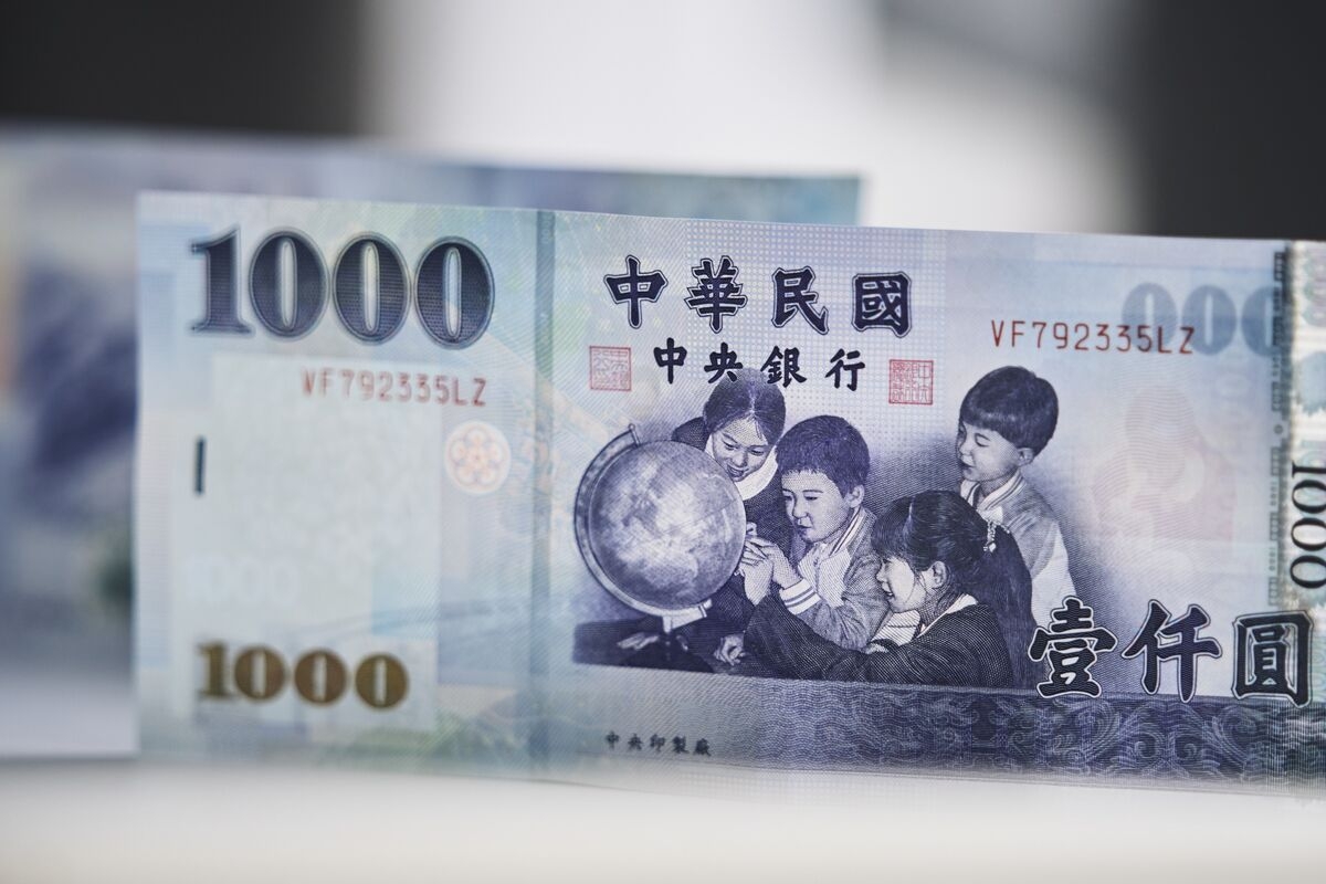Taiwan Dollar Soars to Record Versus Trade Partners' Currencies