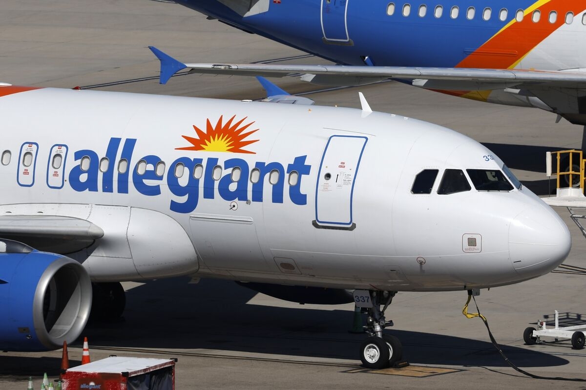 Allegiant Joins Rivals in Pulling Outlook as Economy Chills