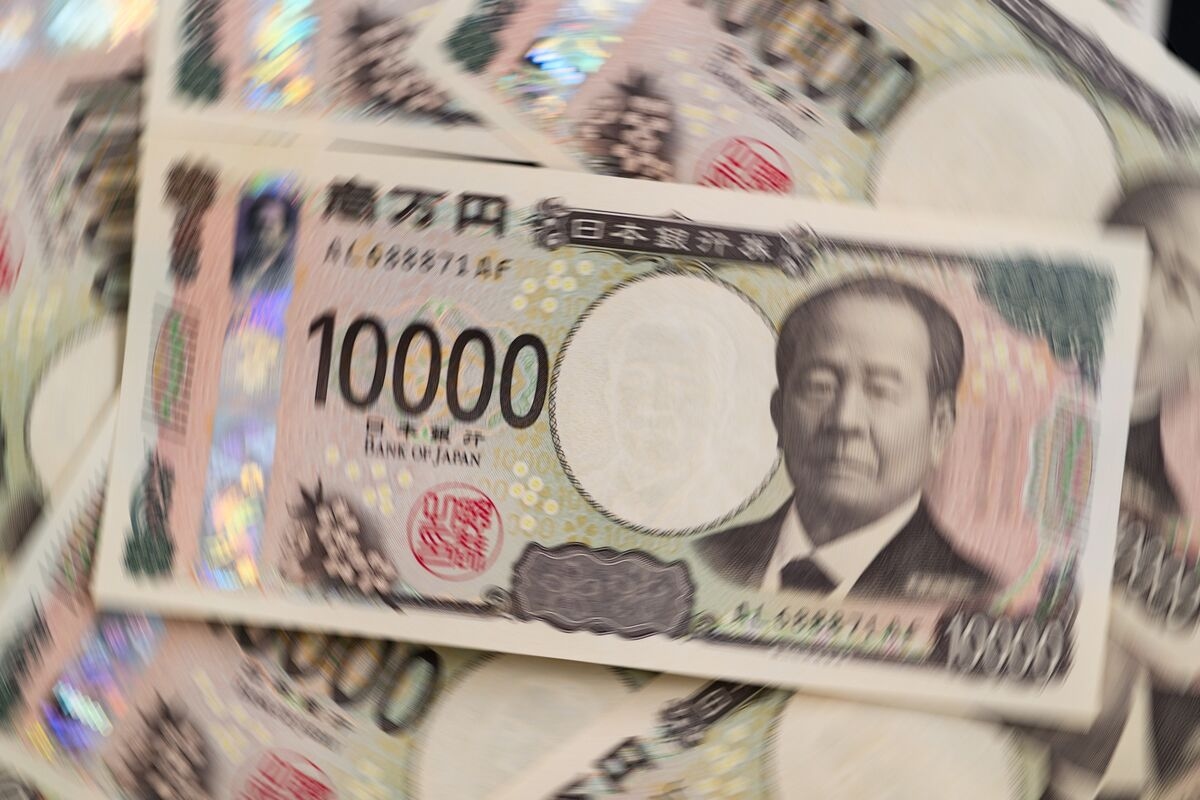 Yen Enters Seasonally Strong Month With Help From Weak Dollar