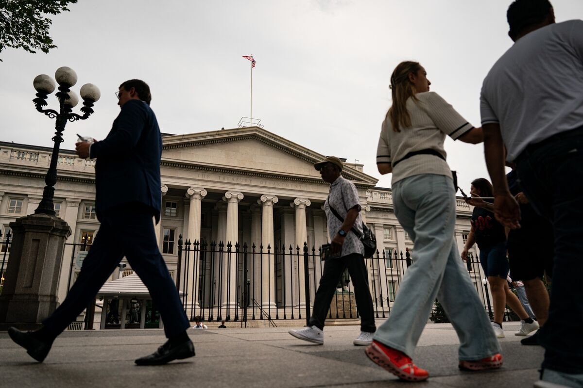 Bank of America Lowers US Rates Outlook on Weak Data, Fed Risks